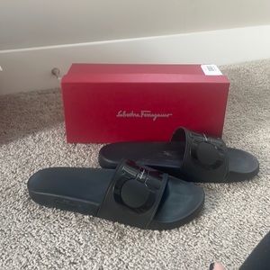 Men’s ferragmo black on black slides